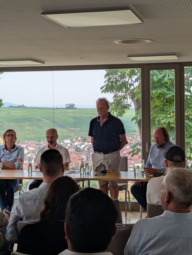 Die Diskutanten Frank Dietrich, Dr. Jörg Hirsche, Paul Knoblach und Toni Hofreiter während der abendlichen Podiumsdiskussion auf der Vogelsburg Foto: Kai Markert