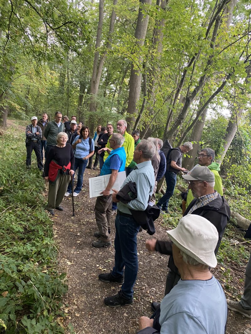 Mit 30 Teilnehmer war die Wanderung durch das hoffentlich bald wieder bedeutende Niedermoor erfreulich gut besucht. Foto Hannes Helferich